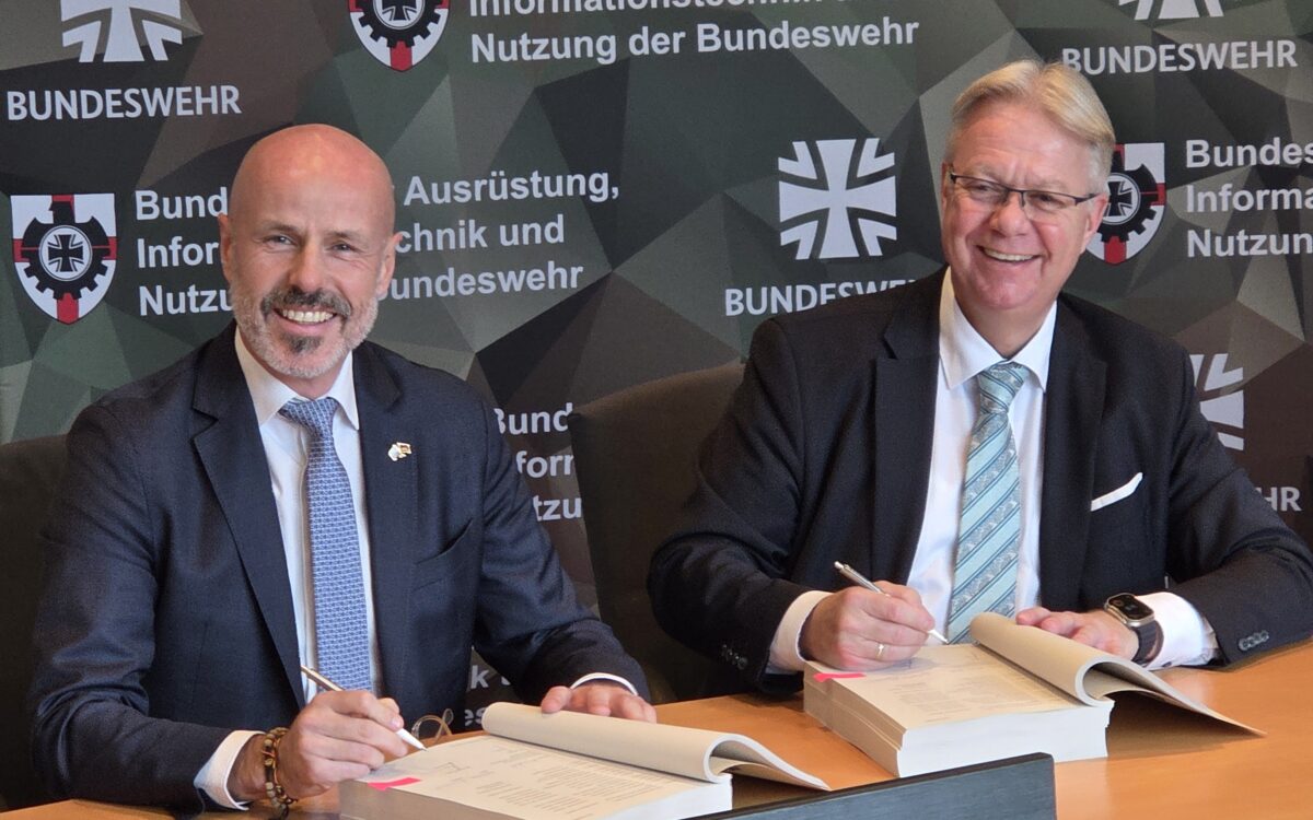 © Philippe Mennicken, Deputy CEO and Business Development Director of THEON (left), First Director Jan Gesau, Head of Department U, Federal Office of Bundeswehr Equipment, Information Technology and In-Service Support (BAAINBw)