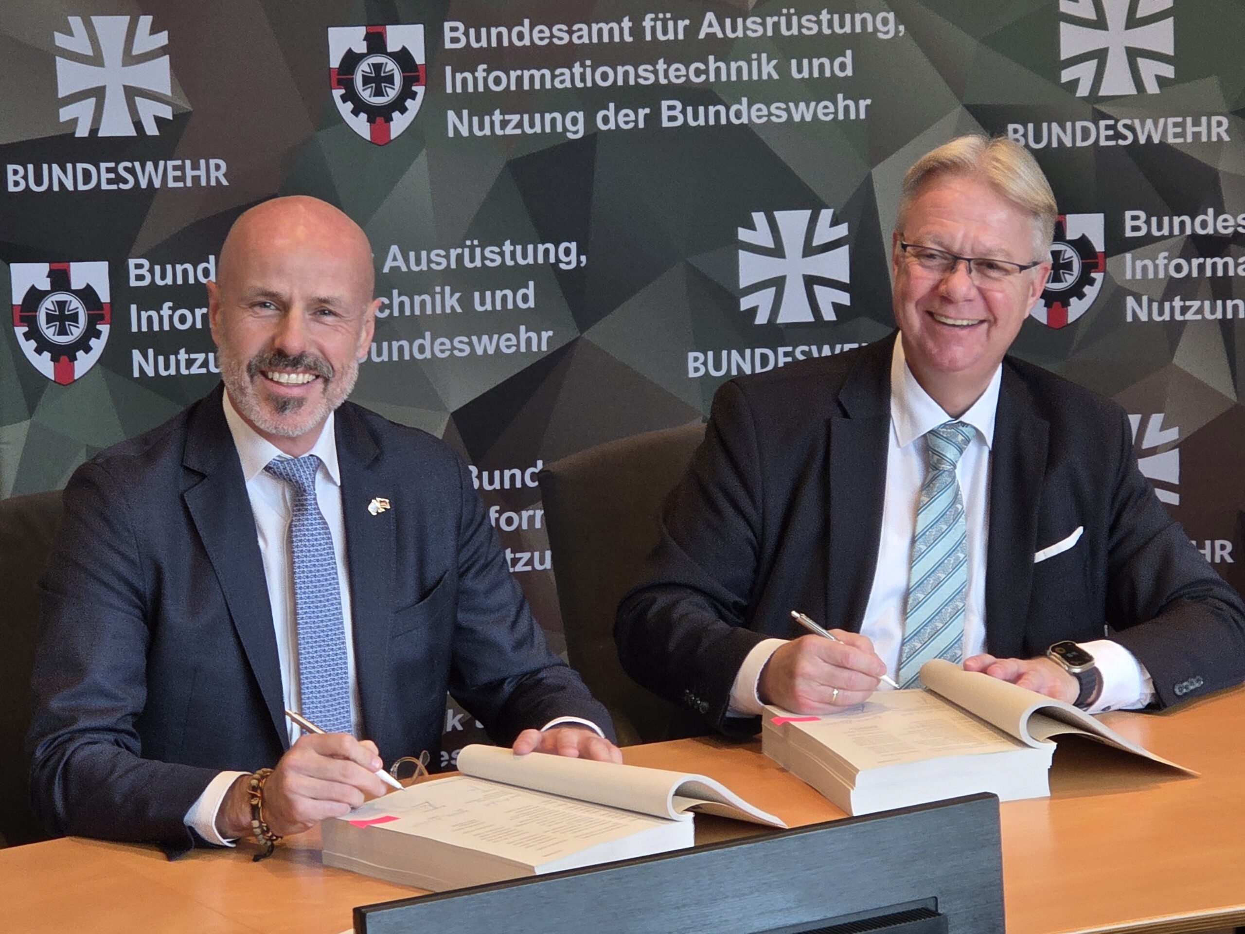 © Philippe Mennicken, Deputy CEO and Business Development Director of THEON (left), First Director Jan Gesau, Head of Department U, Federal Office of Bundeswehr Equipment, Information Technology and In-Service Support (BAAINBw)